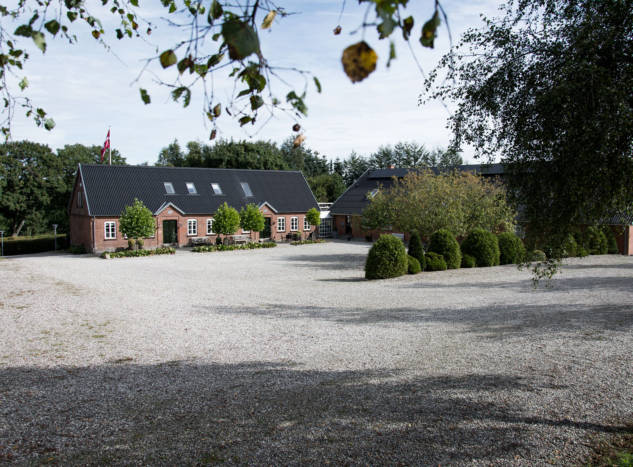 Amstrupgårds gamle gårdbygninger set fra gårdspladsen