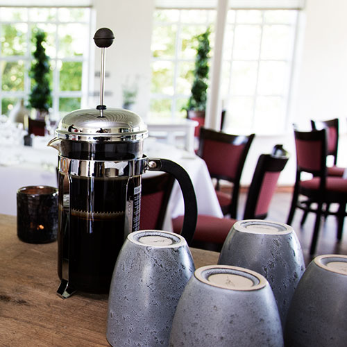 Kaffe brygget på stempelkande, dækket bord til kaffebord