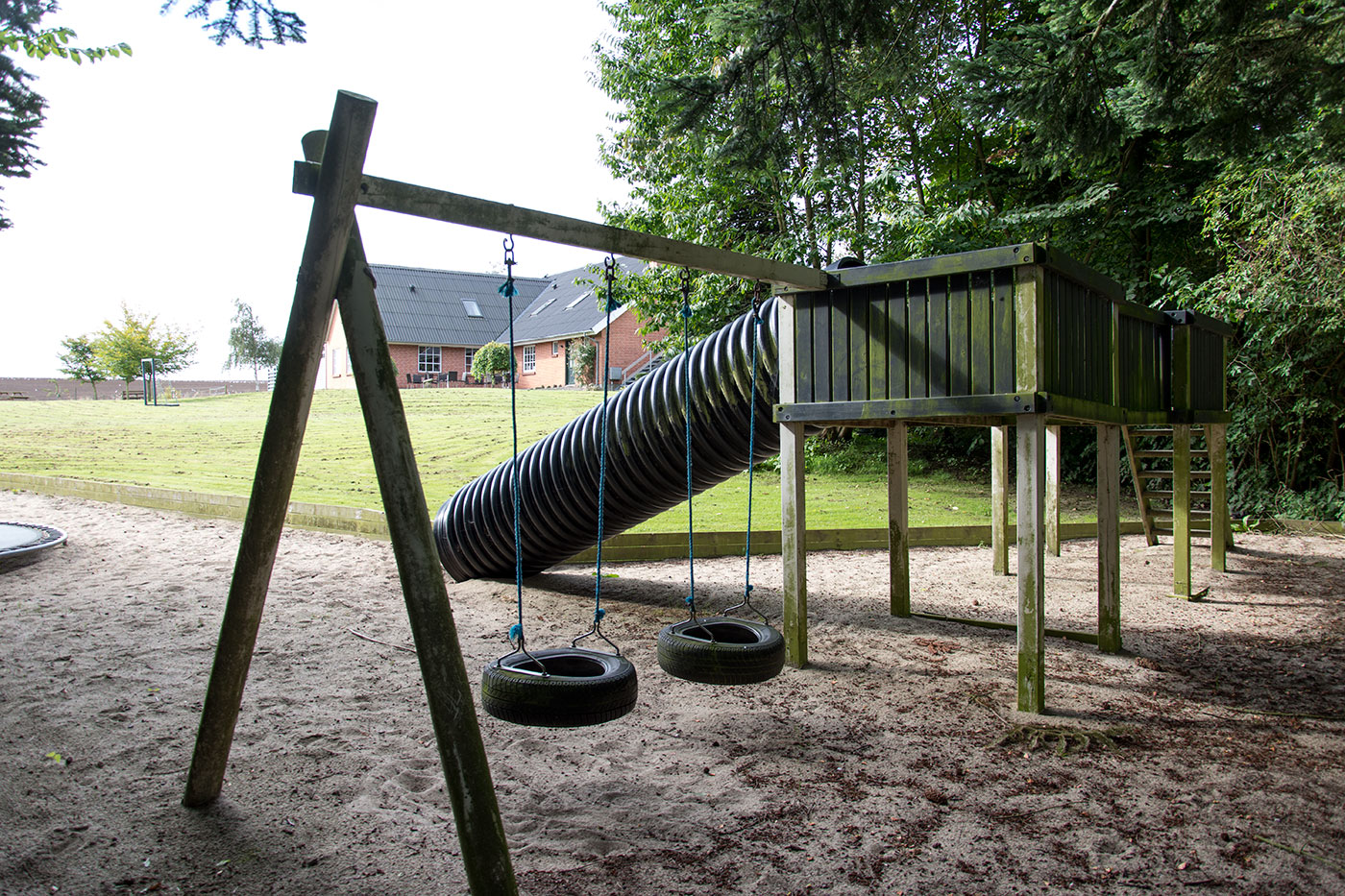 Legeplads med rutsjebane og gynger ved Amstrupgård